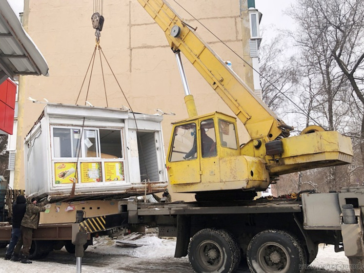 Derriban un quiosco ilegal en la calle Ostrovsky en Penza