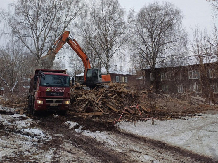 В Костроме активно сносят расселенные аварийные дома