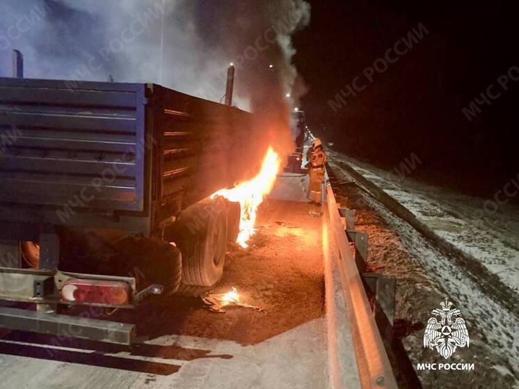 В Тверской области на трассе М-11 вспыхнула китайская фура