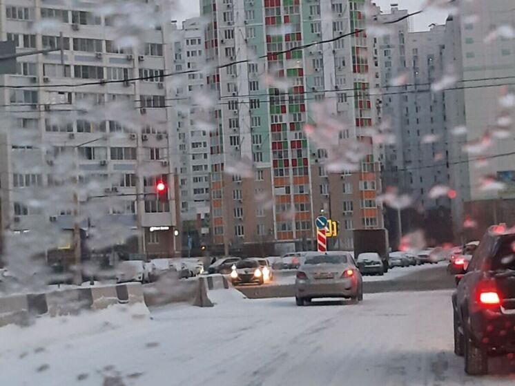 Ростовчане жалуются на заснеженные тротуары по всему городу