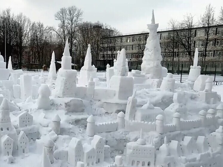 Дворник построил во дворе санкт-петербургской школы огромный замок из снега
