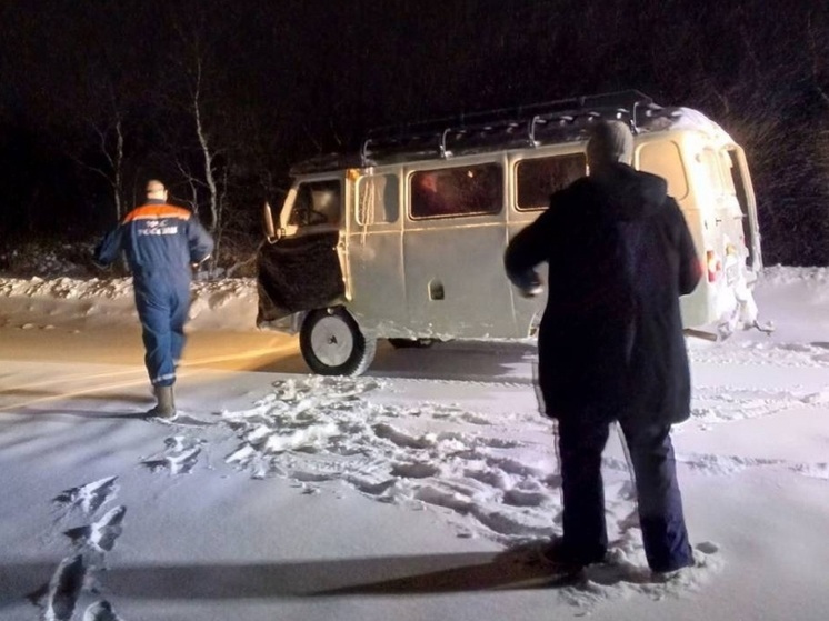 Спасатели в НАО вытащили из снега машину возле поселка Красное