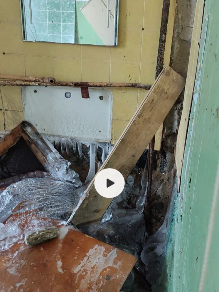 В Калуге заливает расселённый дом