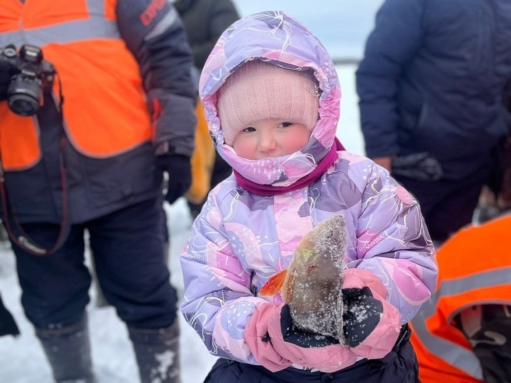 Пятилетняя девочка на соревнованиях в НАО поймала окуня на полкило