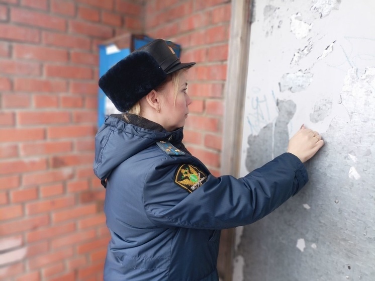 Неприятную квартиру смогли очистить от хлама только судебные приставы