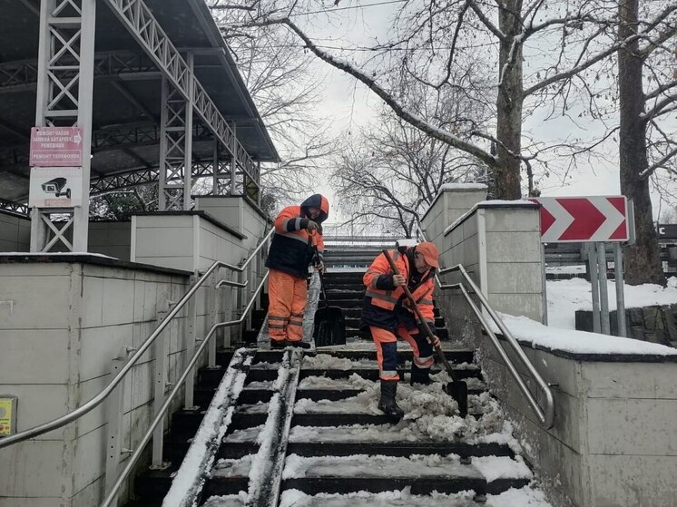 В Сочи продолжают ликвидировать последствия сильного снегопада