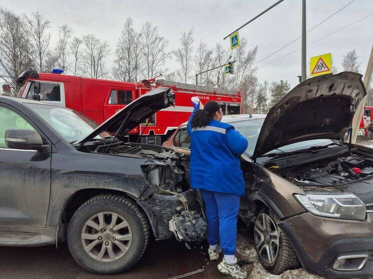 Водитель скорой помог пострадавшим машинам в ДТП в Сертолово