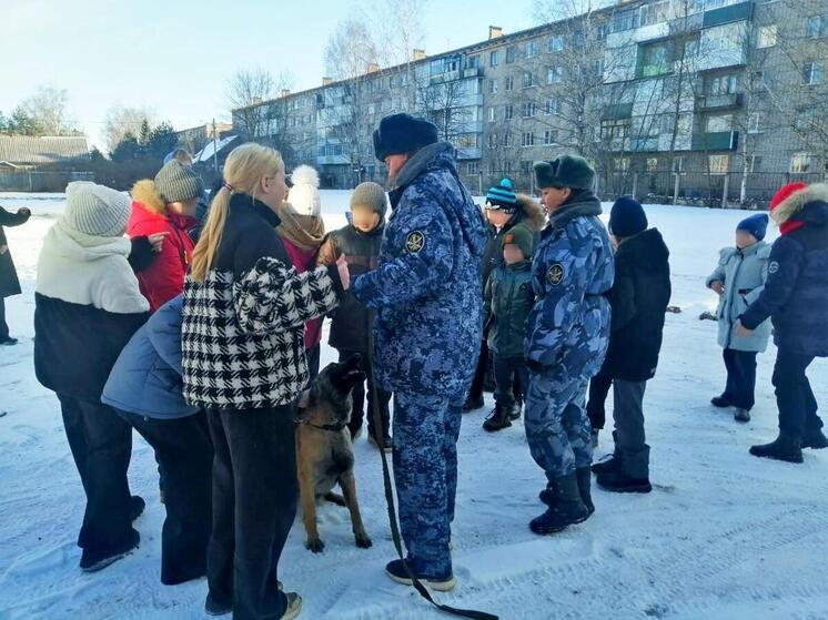 Великолукские специалисты-кинологи провели урок мужества для школьников