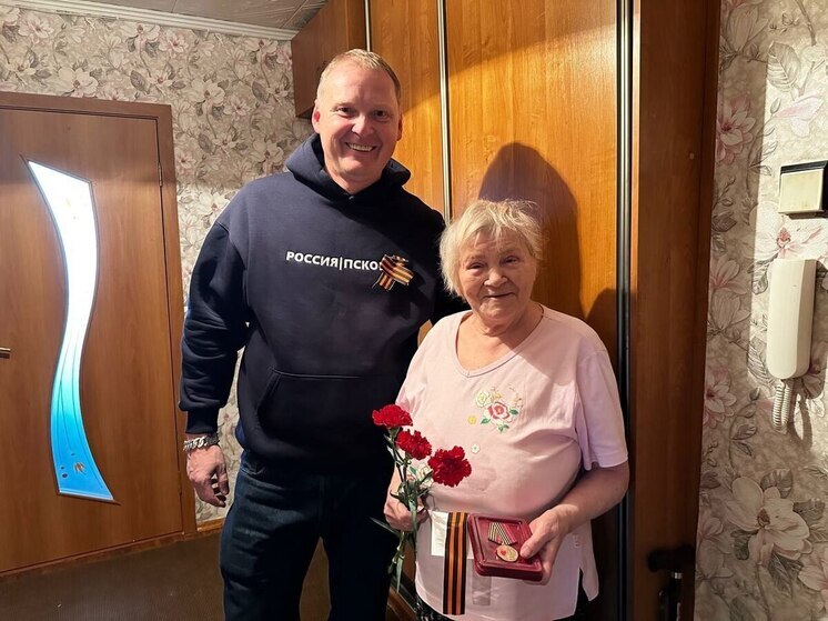 Псковичам продолжают вручать юбилейные медали к 80-летию Великой Победы