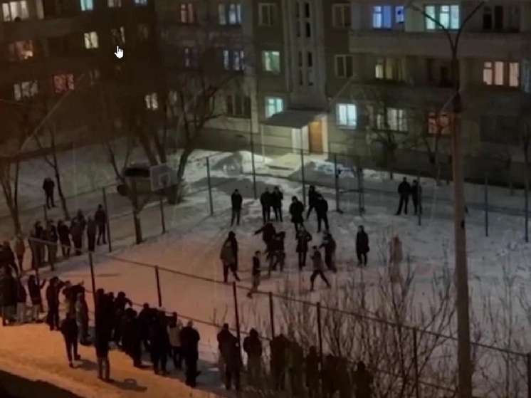 У общежития ИГУ в Иркутске подростки устроили групповую драку