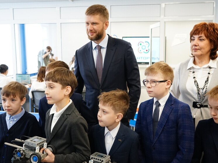 Спикер думы Иркутска Евгений Стекачев и мэр города Руслан Болотов посетили «Кванториум» в школе № 55