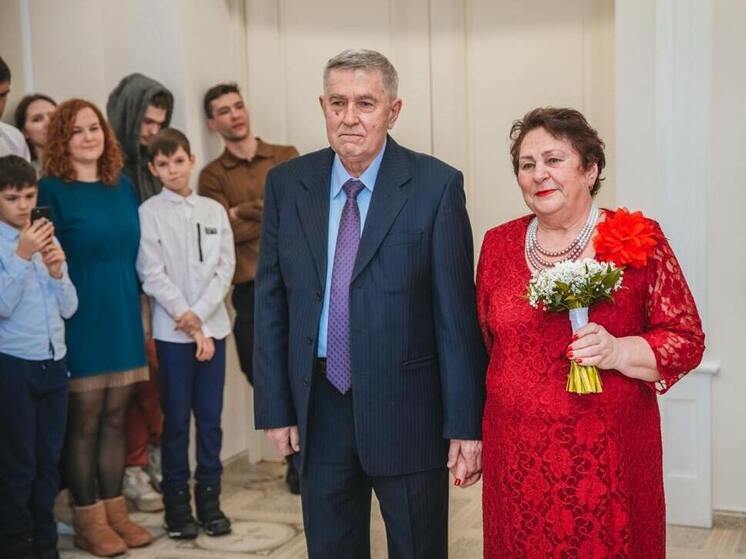 Более 2000 семей получили выплаты к юбилею со дня свадьбы