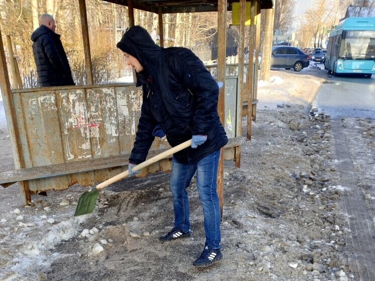 Осужденные к принудительным работам  убирают лед