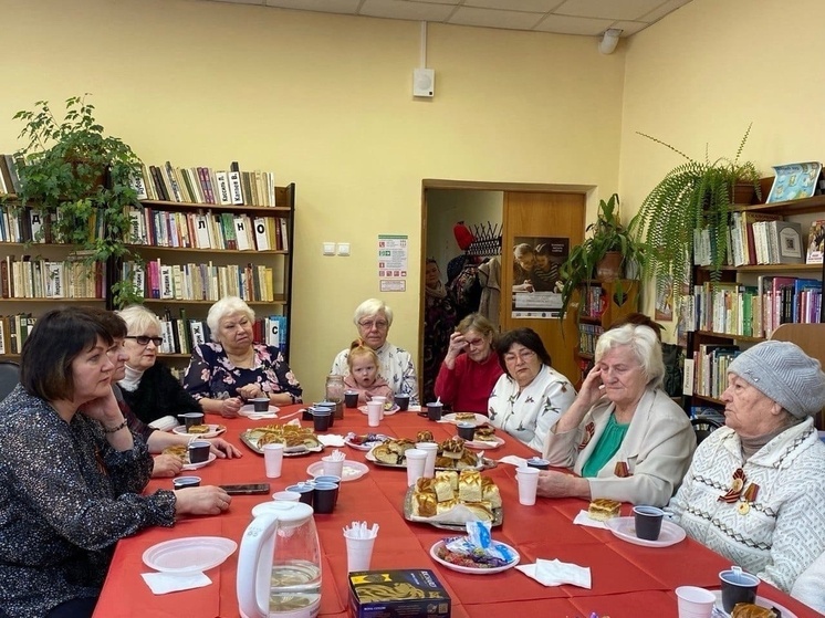 В Псковском районе ветеранам вручили юбилейные награды