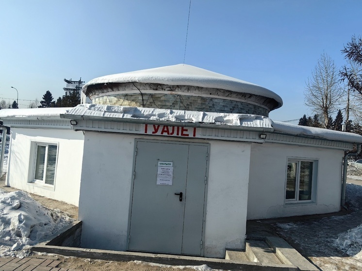Власти Кызыла напомнили о работе в центре города восстановленного общественного туалета