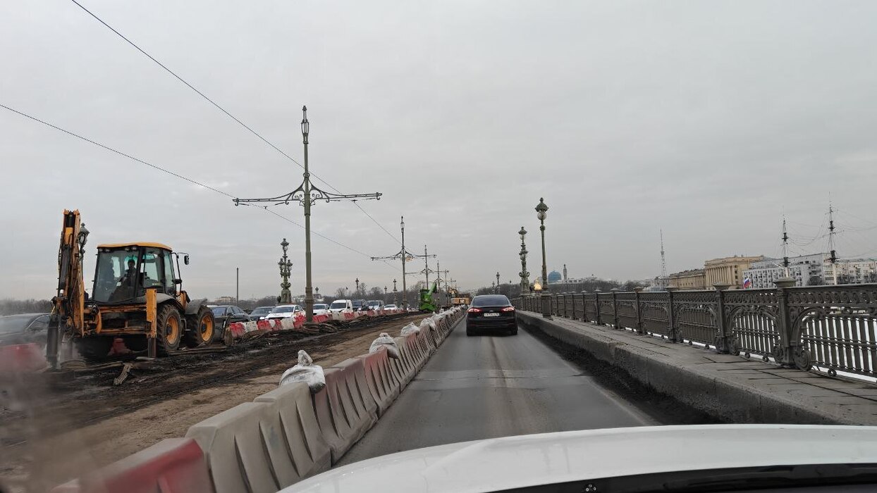 Ремонт на Троицком мосту поставил Дворцовую и набережную Кутузова в пробку