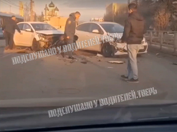 В Твери возле автовокзала две иномарки получили сильные повреждения в ДТП