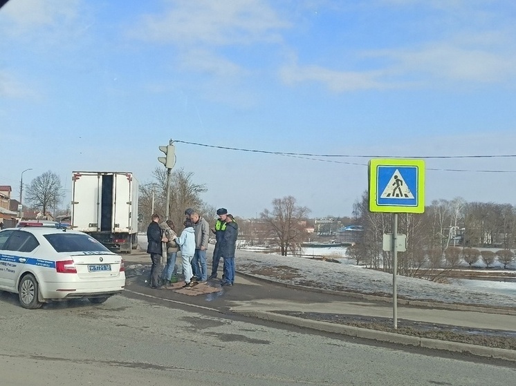 В Пскове женщина упала на проезжую часть