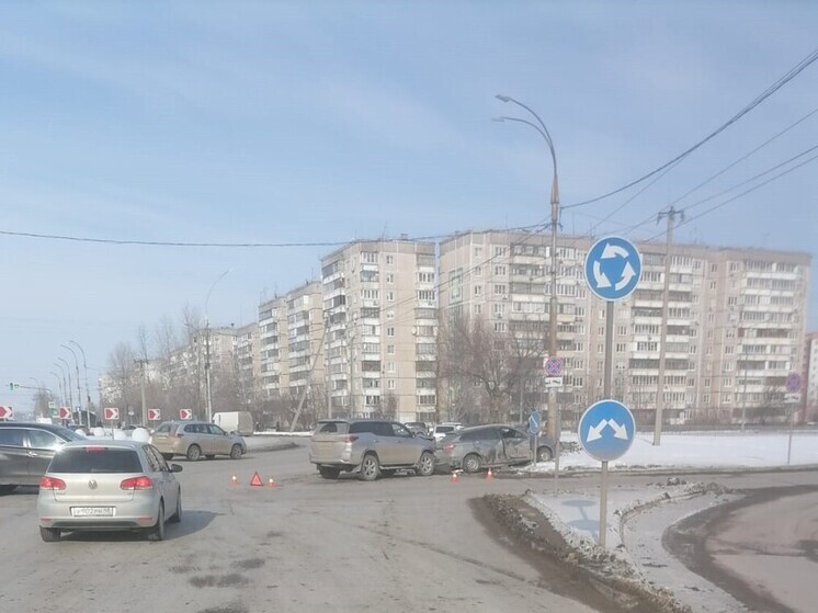 35-летняя женщина пострадала в аварии на улице Стаханова в Липецке