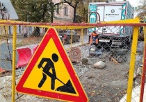В Екатеринбурге, в микрорайоне Широкая речка канализационными водами затопило перекресток, расположенный на улице Евгения Савкова в районе дома № 15