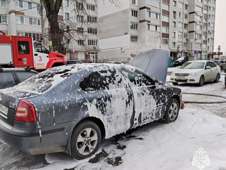 В Брянске потушили загоревшийся автомобиль