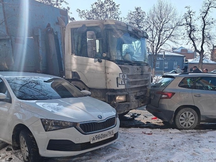 В Новчеркасске фура на полном ходу протаранила три легковушки