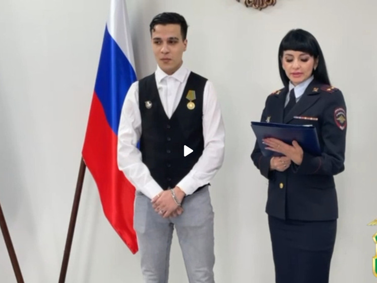 В Томской полиции вручили российский паспорт бойцу из Алжира