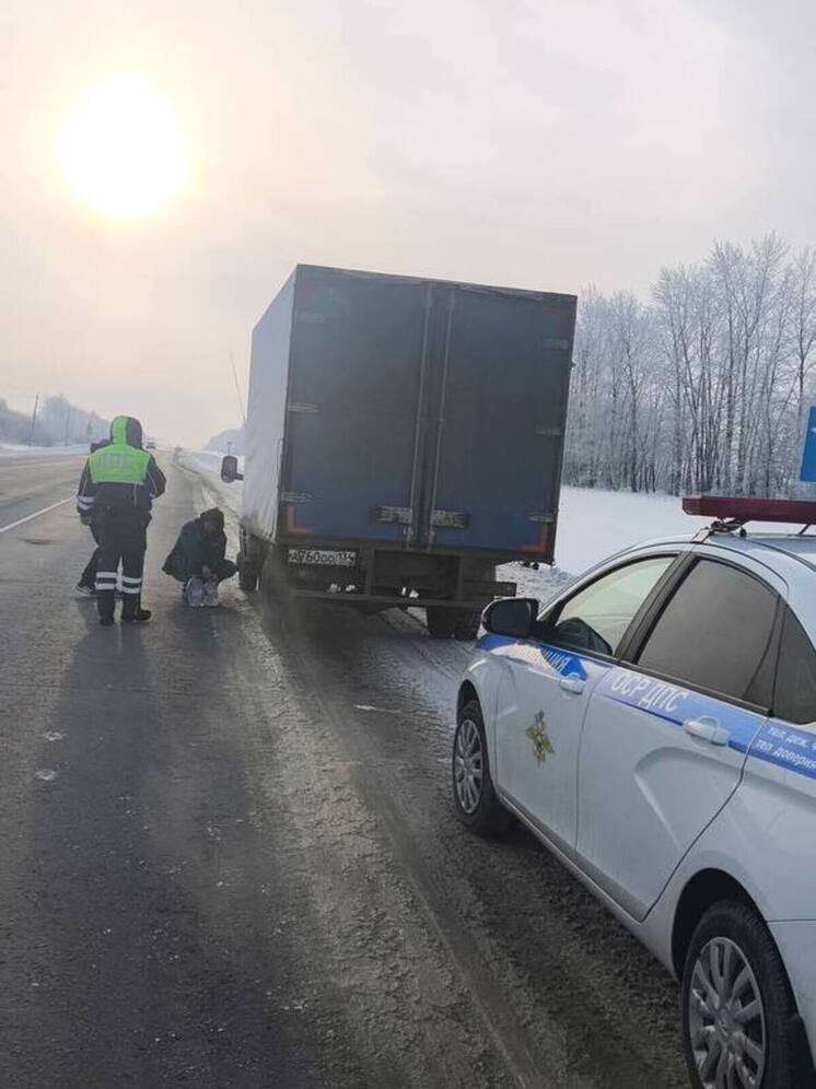 Пензенские госавтоинспекторы помогли водителю из Смоленска, застрявшему на трассе без топлива