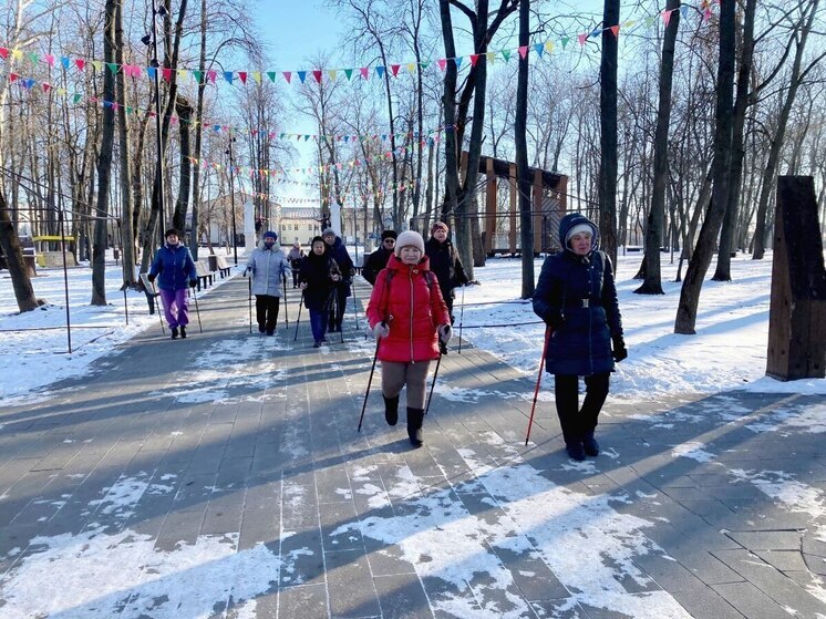 Серпуховские члены клуба «Активное долголетие» занимаются северной ходьбой и дыхательной гимнастикой