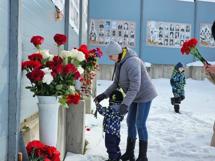 В Малых Колпанах установили баннер с портретами героев СВО