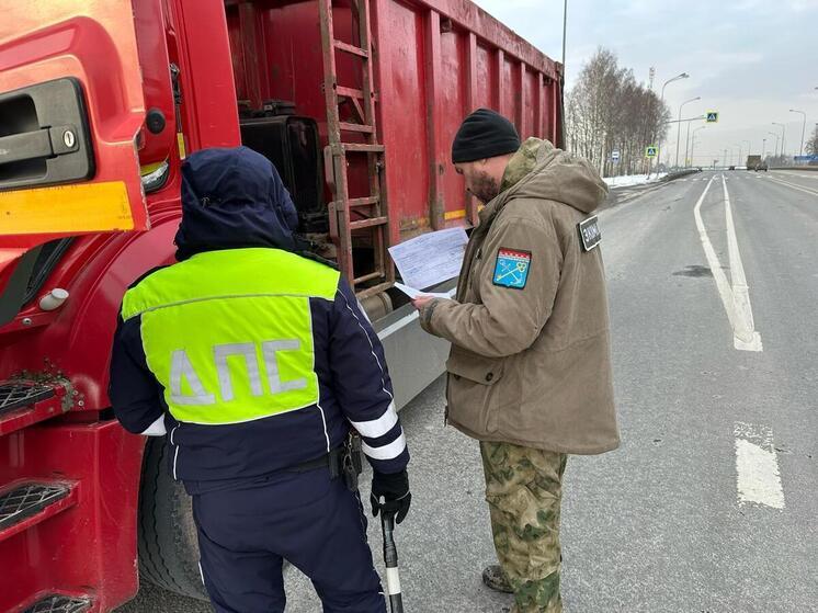 Большегрузы пытались незаконно провезти отходы на территорию Ленобласти