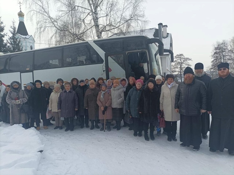 В особой поддержке сегодня нуждаются те тамбовчане, чьи близкие выполняют свой воинский и гражданский долг на передовой – в зоне проведения спецоперации. Родители, жены и дети военнослужащих с нетерпением ждут их возвращения домой. Духовную поддержку близким людям участников спецоперации оказывают священнослужители Тамбовской епархии.