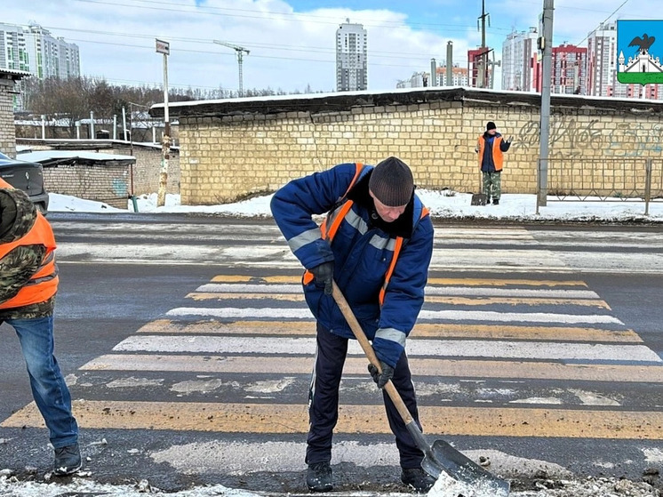 В Орле порядок к весне наводят 95 дворников