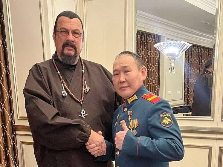 Якутский военнослужащий Григорьев встретился с голливудским актером Сигалом