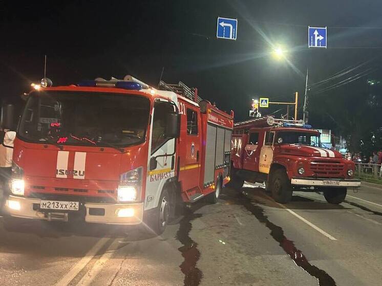 В Алтайском крае из-за вспыхнувшего автомобиля загорелся жилой дом