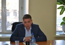 Депутат Артём Меняйло 27 февраля на заседании гордумы в ходе отчёта начальника УМВД по Чите Алексея Голатенко рассказал о своей законодательной инициативе - запретить банкам выдавать несовершеннолетним карты без разрешения их родителей