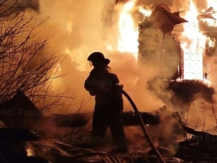 Шесть пожарных тушили дом под Боровском