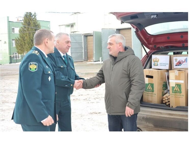 Очередную партию гуманитарной помощи передали на СВО смоленские таможенники