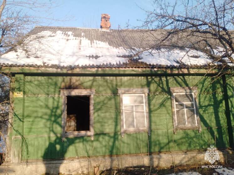 На улице Детской в деревне Партизанская из-за печки загорелся двухквартиный дом