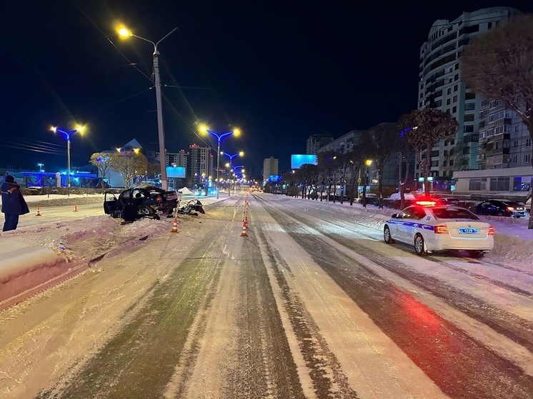 В Магнитогорске иномарка на скорости протаранила столб, трое пострадали