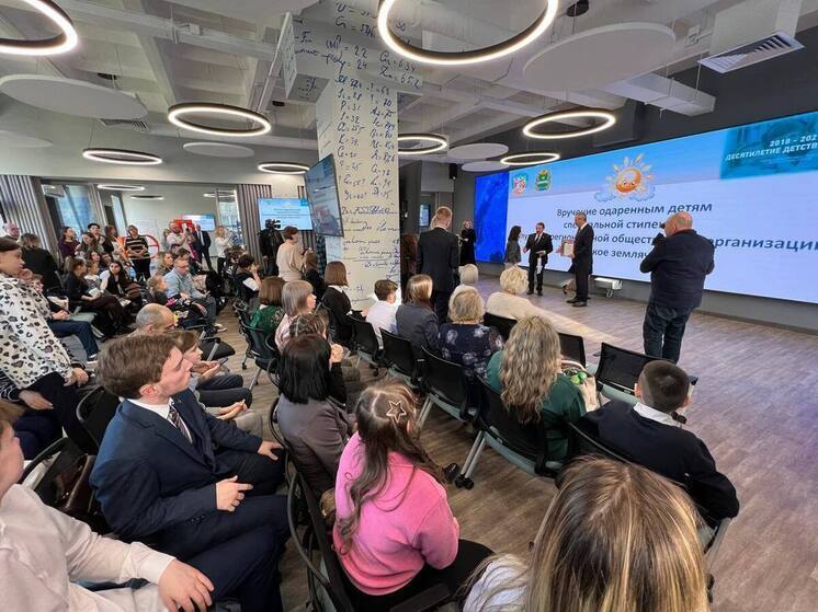 Калужские студенты получили специальные стипендии