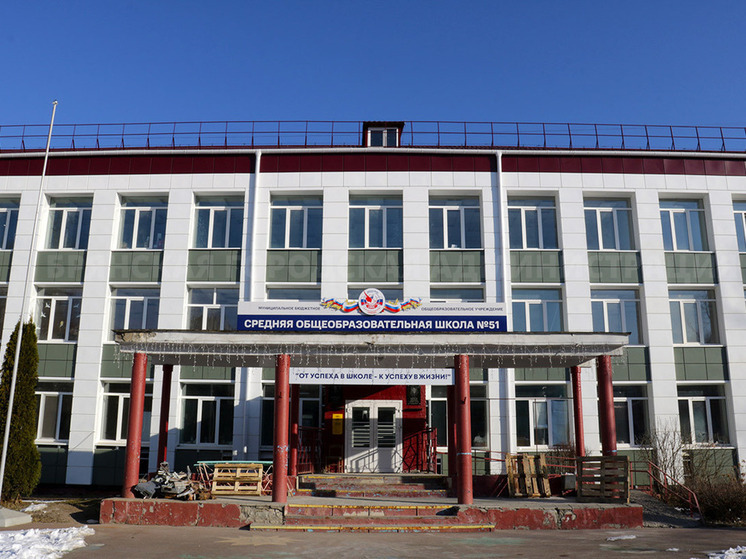 Возле школы №51 в Брянске оборудуют теннисную площадку