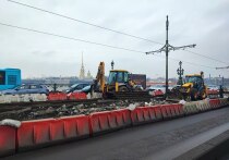 На Троицком мосту продолжается ремонт дорожного покрытия. За прошедшую неделю было демонтировано 1400 квадратных метров старого покрытия. Об этом сообщила пресс-служба СПб ГБУ «Мостотрест».

