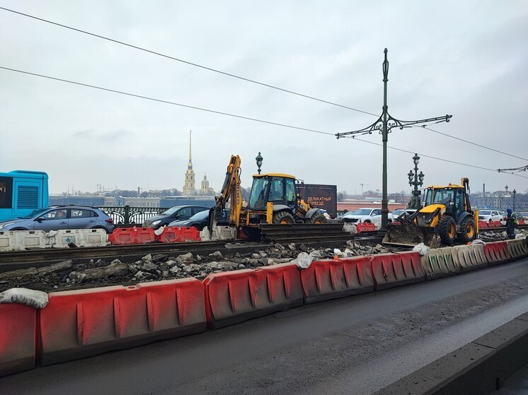 Движение на Троицком мосту в районе трамвайных путей и второй полосы перекрыли