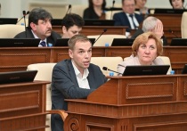 26 февраля в АКЗС прошел правительственный час с начальником управления по пищевой, перерабатывающей, фармацевтической промышленности и биотехнологиям Алтайского края Александром Большаковым. Мероприятия состоялось накануне сессии краевого парламента. Руководитель ведомства рассказал о состоянии отраслях, итогах 2024 года и текущих вызовах. Ответил на вопросы депутатов.