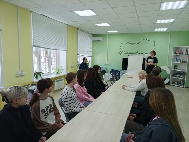 Сотрудники Нахимовского музея обсудили со студентами памятник героям СВО