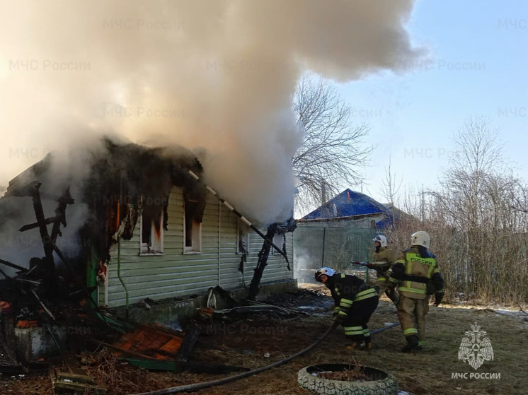 В селе Дворцы Дзержинского района из трёх автоцистерн тушили дом