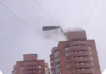 Штормовой ветер 27 февраля сорвал покрытие крыши из профлиста с высотного дома и унес его на здание детской поликлиники №5 по улице Федора Гладкова в Чите