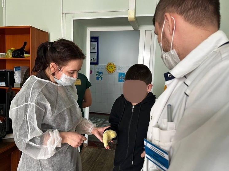 Детский омбудсмен Забайкалья навестила пострадавшего от взрыва мальчика