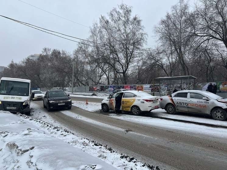 Пенсионерка пострадала в массовом ДТП на Королёва в Омске